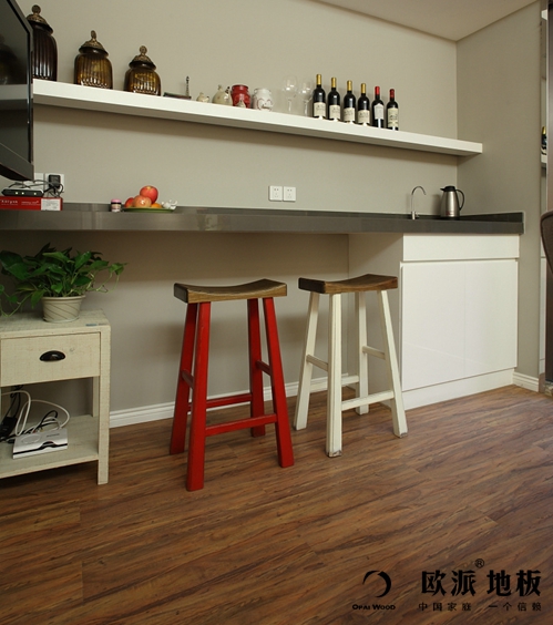 缺水的木地板會(huì)成什么樣